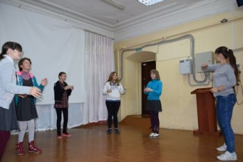"Давайте за руки возьмемся"
