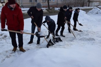 Акция по очистке территории от снега